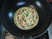 8、披萨蛋饼,最后铺上切好的奶酪丝。