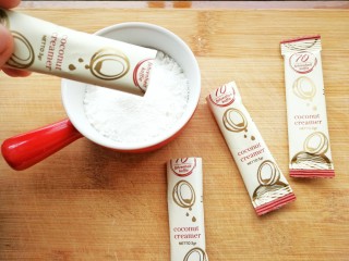 6、浓香黑米椰奶饮,把椰子粉和椰蓉混合到一个小碗里,搅拌均匀,