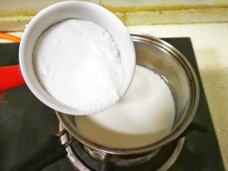 8、浓香黑米椰奶饮,把混合好的椰子粉倒入牛奶中,可以根据自己的口味加入适量的白糖,