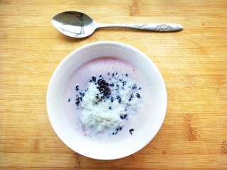 11、浓香黑米椰奶饮,用勺子搅拌均匀,并向下压黑米至压碎,黑汁与椰奶混合,