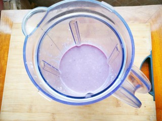 14、浓香黑米椰奶饮,如果想要口感更润滑,也可以把黑米椰奶倒入搅拌机再处理一下,