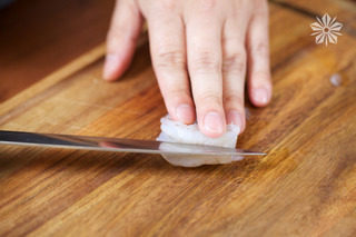 1、藜麦沙拉,将大虾洗净，沿着背脊轻轻划开，一切为二