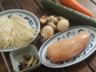 1、夏日不可少的一碗面~鸡丝凉面,准备好材料;