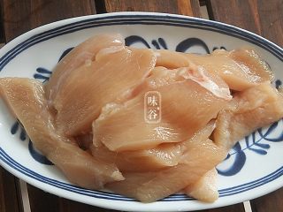 5、夏日不可少的一碗面~鸡丝凉面,鸡胸肉切成手指长,一定要顺着纹路切;