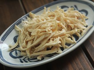 7、夏日不可少的一碗面~鸡丝凉面,把鸡胸肉撕成鸡丝;