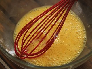 8、夏日不可少的一碗面~鸡丝凉面,鸡蛋打成蛋液;