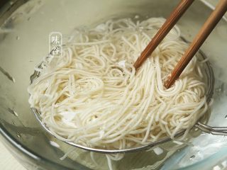 13、夏日不可少的一碗面~鸡丝凉面,放入准备好的凉开水内过几次冷水然后捞起沥干水;