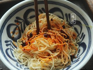 15、夏日不可少的一碗面~鸡丝凉面,最后加入辣椒酱,搅拌均匀,再放之前准备好的胡萝卜丝凉菜放入面内一起搅拌均匀即可。