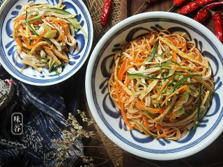 16、夏日不可少的一碗面~鸡丝凉面,习惯性再来张特写,诱惑下亲们的味觉!