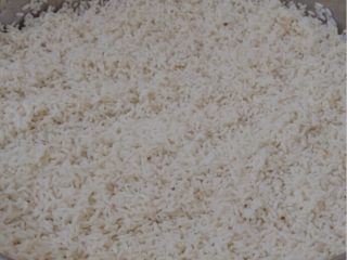 1、油炸糯米丸子,350克糯米洗净煮熟，煮的过程中可以做其他食材的准备工作