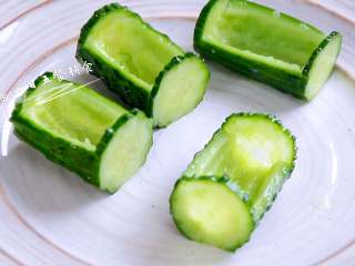 5、虾仁炒豌豆,一个个排排坐。把竹叶子都剪出来摆上，菜一出锅可以热乎乎的吃。