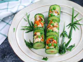 8、虾仁炒豌豆,黄瓜碗做好，感觉实在单调，临时剪了些竹叶，小草。