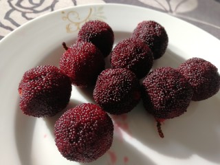 1、杨梅荔枝饮,新鲜杨梅清水冲洗干净。