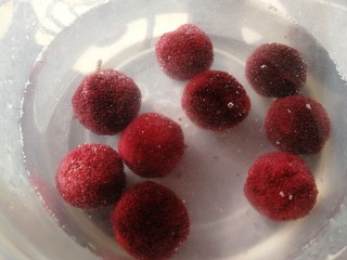 3、杨梅荔枝饮,淡盐水里泡10分钟。