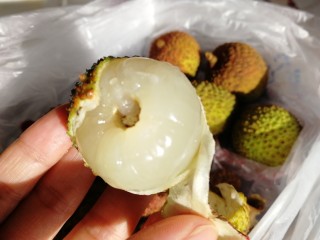 5、杨梅荔枝饮,剥外皮。