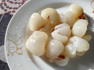 6、杨梅荔枝饮,剥去果核，清水冲洗一下。