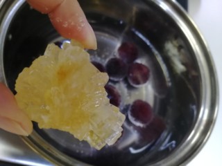 8、杨梅荔枝饮,600g清水放入9颗杨梅，放一块黄冰糖，煮开。