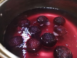 9、杨梅荔枝饮,小火煮10分钟。