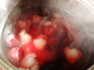 11、杨梅荔枝饮,小火煮2分钟。