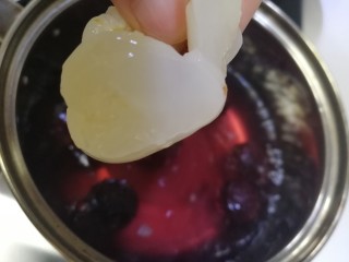 10、杨梅荔枝饮,放入剥好的荔枝。