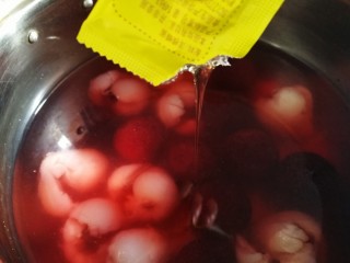 12、杨梅荔枝饮,晾凉放入12g蜂蜜。