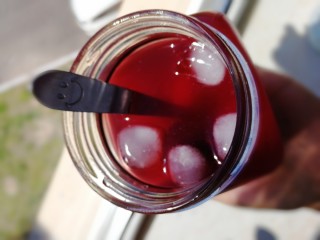 17、杨梅荔枝饮,酸甜可口，再加几颗冰块。