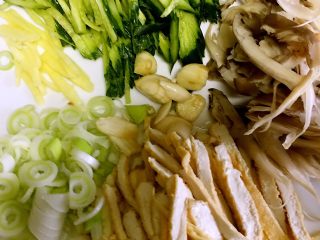 1、打卤面,准备好食材