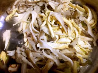 5、打卤面,放入蘑菇炒出香味