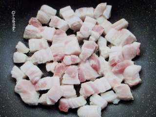 1、五花肉豆角焖面,五花肉切块，放入不粘锅小火煎