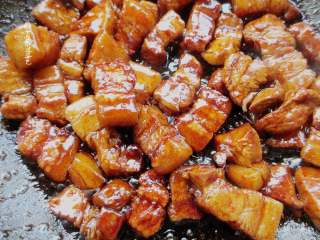 3、五花肉豆角焖面,加入10克生抽、5克老抽、10克蚝油、10克白糖炒至上色