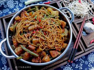 12、五花肉豆角焖面,北方最受欢迎的面食之一，面条筋道咸香味浓。