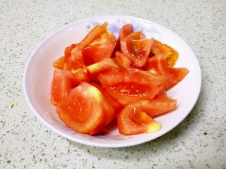 5、番茄鸡蛋牛肉粉,把番茄切成小块。