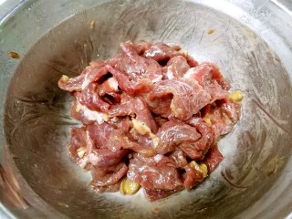 6、番茄鸡蛋牛肉粉,牛肉切片，加1小勺盐、1小勺白糖、3小勺生粉、1勺生抽、1勺食油和适量姜末，拌匀，静置一会儿。