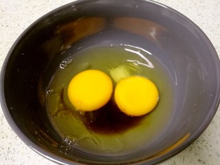7、番茄鸡蛋牛肉粉,鸡蛋磕入碗中，加一点盐、生抽、食油。