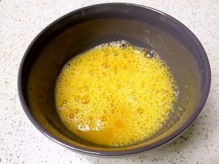 8、番茄鸡蛋牛肉粉,打散成蛋液。