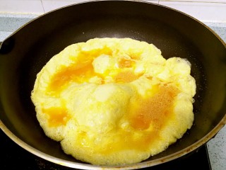 9、番茄鸡蛋牛肉粉,炒锅热足量油，倒入蛋液，趁还有一点流动的蛋液时盛出。