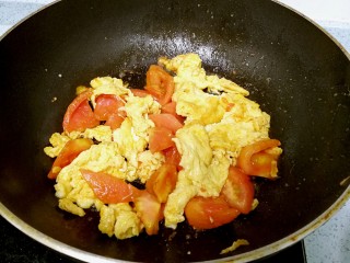 11、番茄鸡蛋牛肉粉,倒入鸡蛋，翻炒混合。