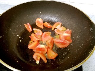 10、番茄鸡蛋牛肉粉,利用锅里的余油倒入番茄，加一点盐，翻炒一下。