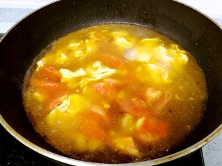 12、番茄鸡蛋牛肉粉,倒入2碗清水，大火烧开。