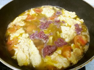 13、番茄鸡蛋牛肉粉,收小火，用筷子撩入牛肉，等10几秒再翻动。开大火再次煮沸即关火。