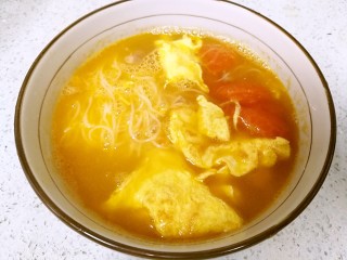 15、番茄鸡蛋牛肉粉,倒入汤底。