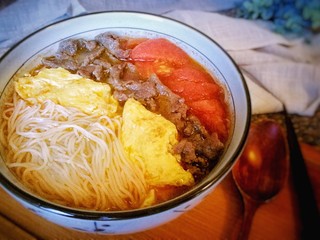 16、番茄鸡蛋牛肉粉,装上配料，完成。