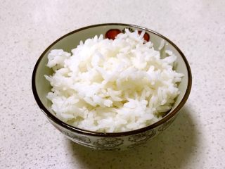 1、甜虾饭团,热米饭