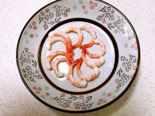 4、甜虾饭团,把甜虾捞出来沥干水分