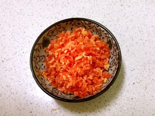 6、甜虾饭团,把胡萝卜切成末