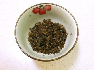 8、甜虾饭团,把木耳切成末