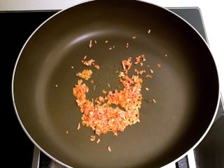 11、甜虾饭团,锅里加入玉米油，烧热后加入胡萝卜末翻炒1分钟