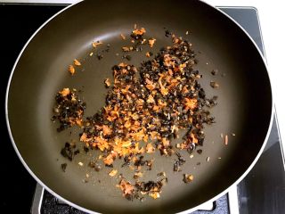 12、甜虾饭团,加入木耳末翻炒均匀