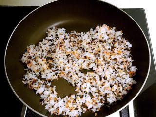 13、甜虾饭团,加入热米饭炒散