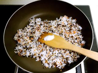 14、甜虾饭团,加入精盐调味，翻炒均匀